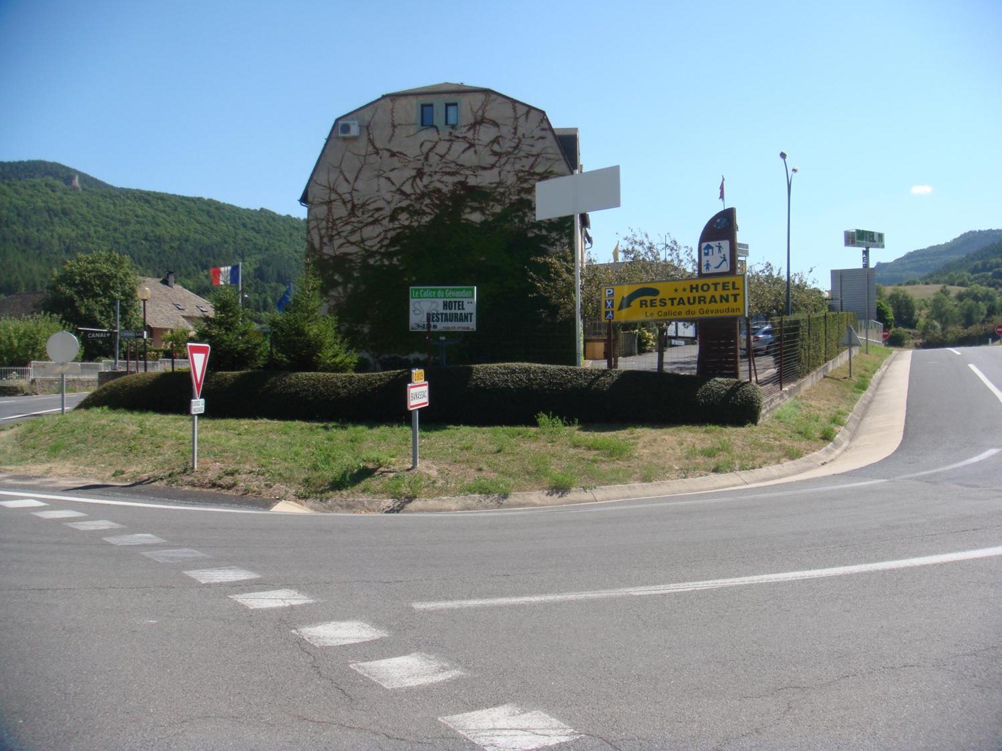 Hôtel-Restaurant Le Calice Du Gevaudan - A75 Banassac Exterior foto