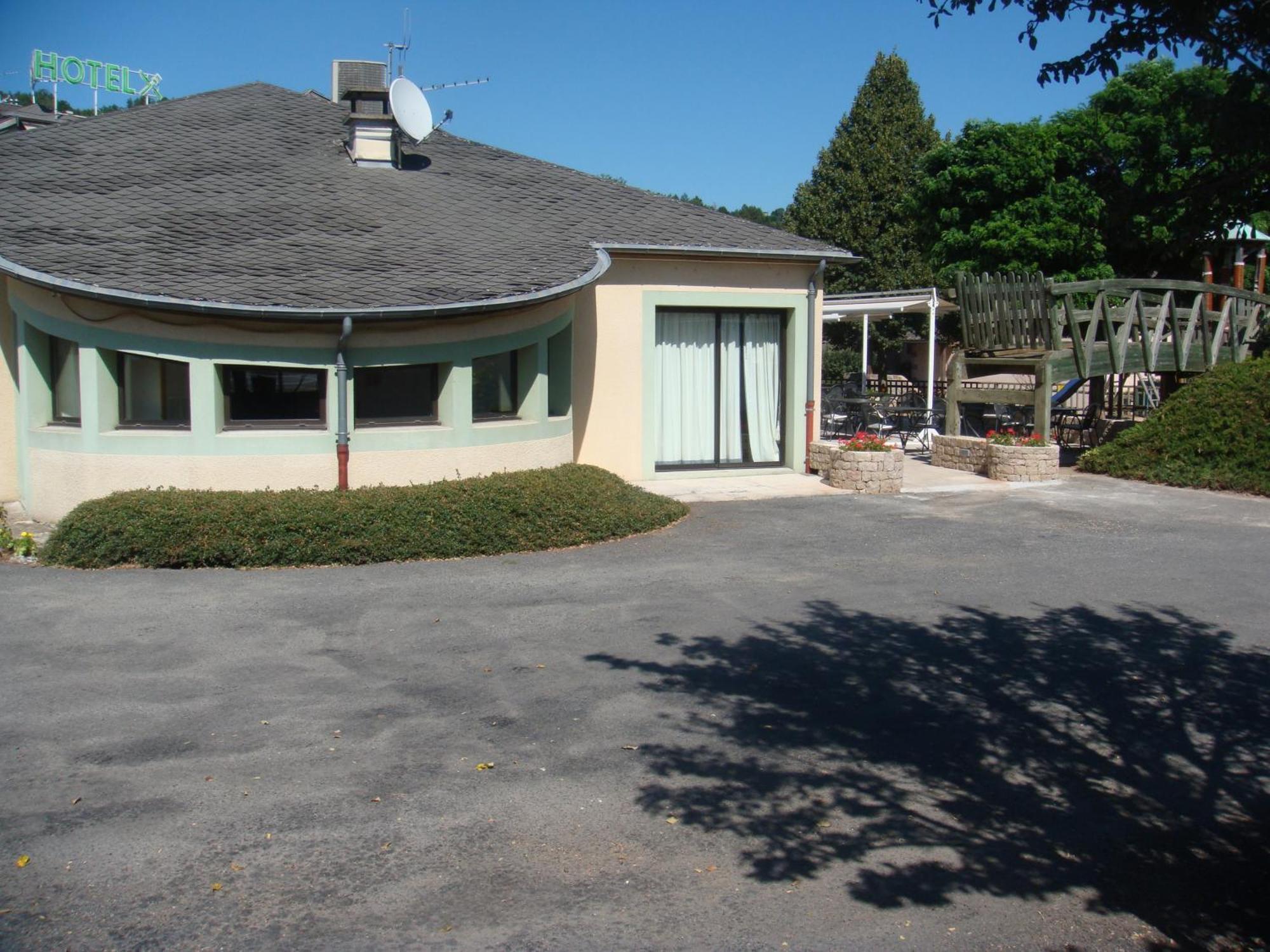 Hôtel-Restaurant Le Calice Du Gevaudan - A75 Banassac Exterior foto